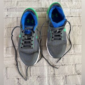 Under Armour Boys Charge Sneakers Size 5.5 Youth